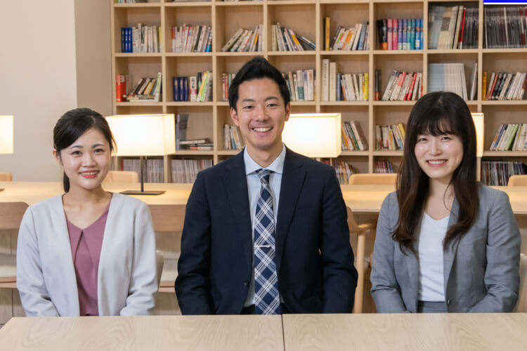 NTTグループで採用された社員(5名)が笑顔で記念撮影されている写真