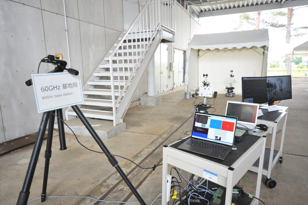 Exhibit: Seamlessly switching between area-appropriate radios