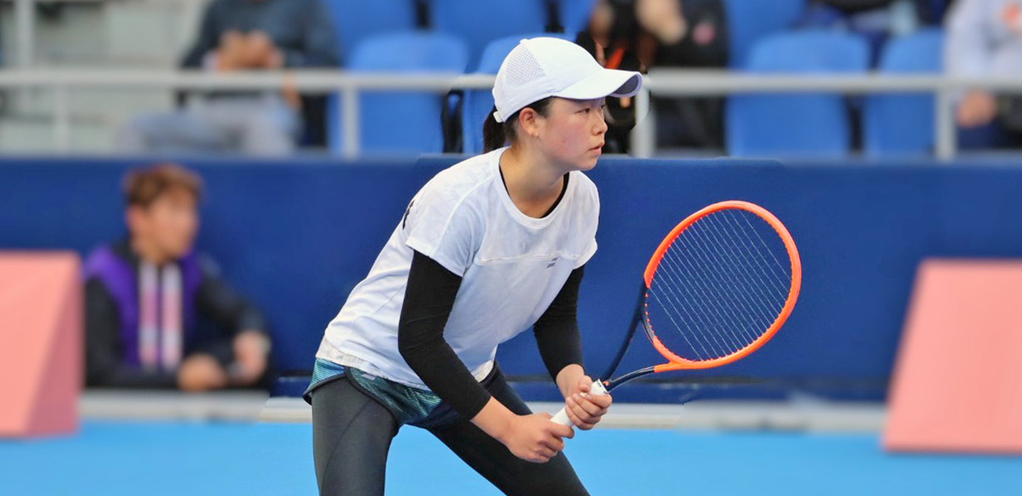 Image: Photograph of deaf tennis player Riko SUZUKI in action.