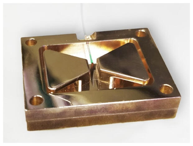 Illustration of our hybrid system composed of a 3D lumped element resonator coupled to a dense NV ensemble contained within the diamond sample.