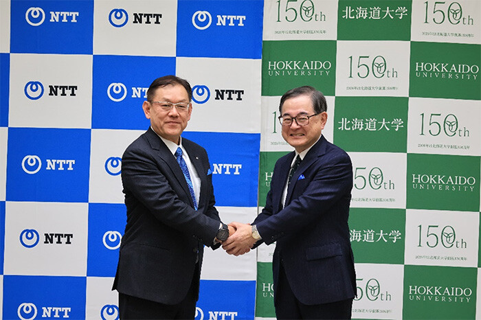 Photo of NTT Representative Member of the Board Senior Executive Vice President Kawazoe and Hokkaido University President Houkin.