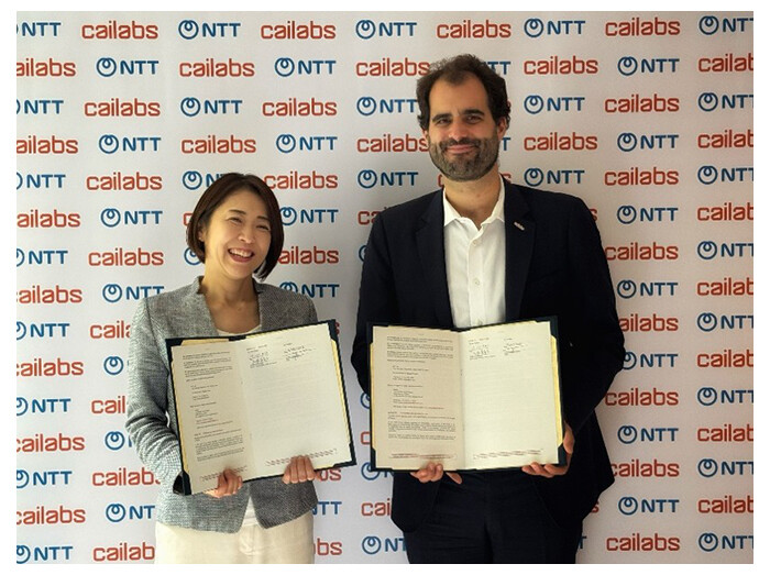 The signing of the Memorandum of Understanding between NTT and Cailabs.