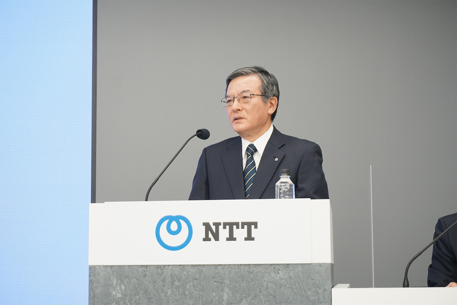 写真：島田明 代表取締役社長が記者会見する様子