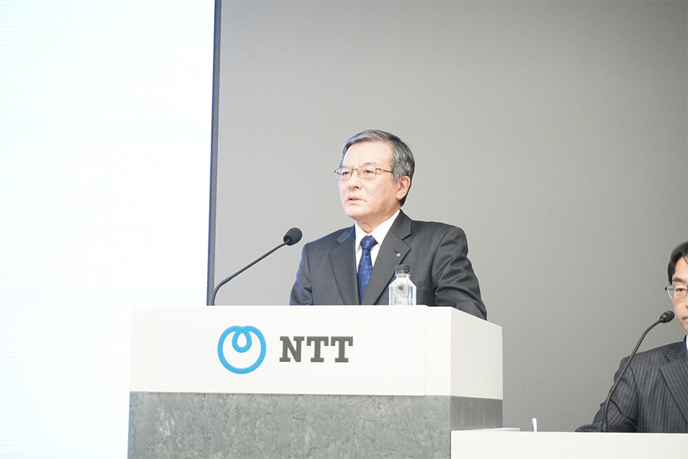 写真：島田明 代表取締役社長が記者会見する様子