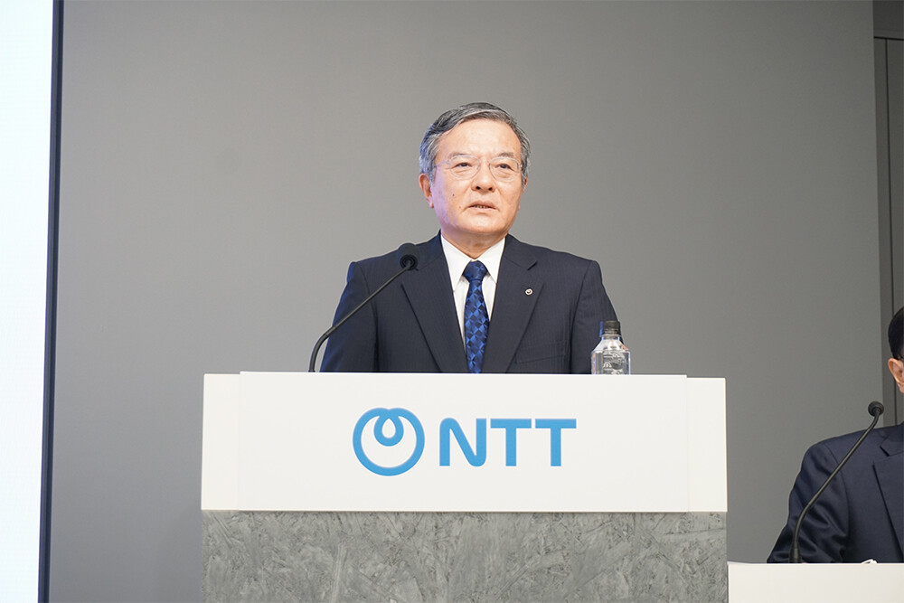 写真：島田明 代表取締役社長が記者会見する様子