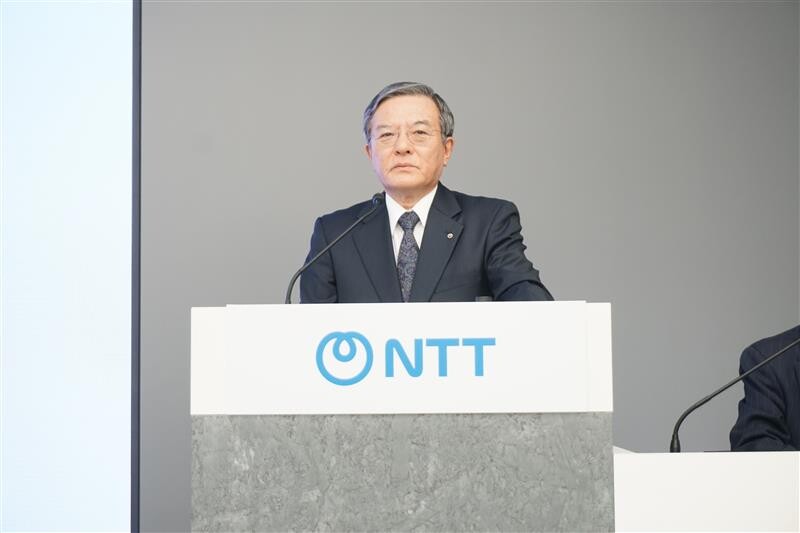 画像：島田明 代表取締役社長が記者会見する様子