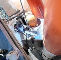 損傷個所の補修作業の写真