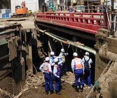 土石流による橋梁区間の被災調査 写真