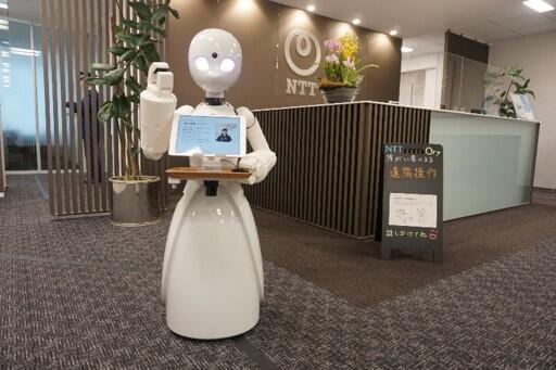 お客さまを会議室にご案内するOriHime-Dの写真を掲載しています