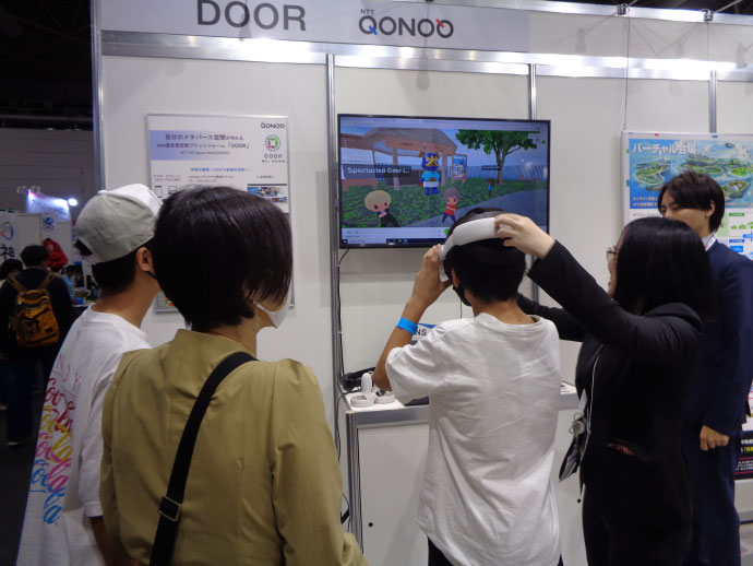 第4回 大阪・関西万博 開催支援EXPOで、VRを使った体験をする様子の写真