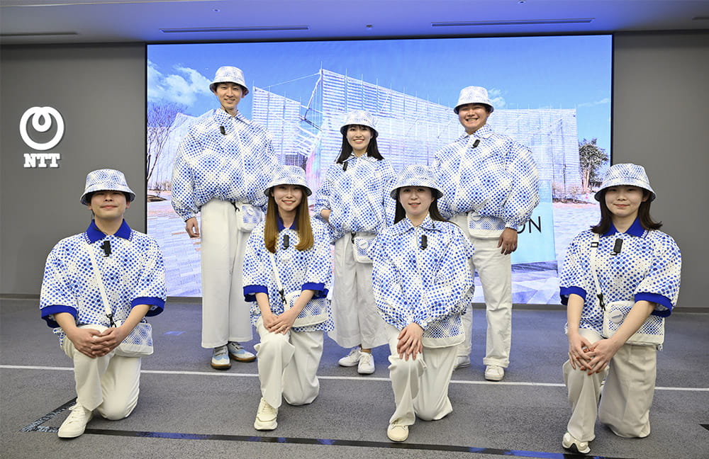 NTTパビリオン アテンダントユニフォーム 集合写真