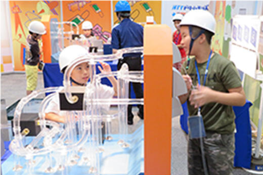 光配線工事をする子どもたち