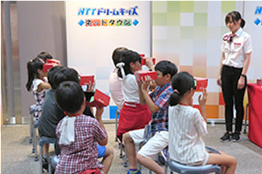 レクチャーを受ける子どもたち