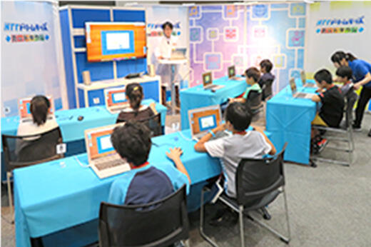 アニメーションの作り方を学ぶ子どもたち