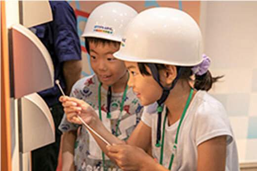 光配線工事をする子どもたち