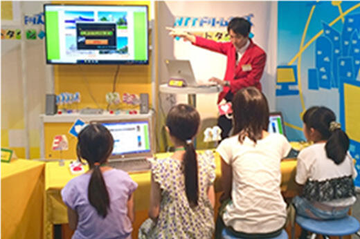 レクチャーを受ける子どもたち