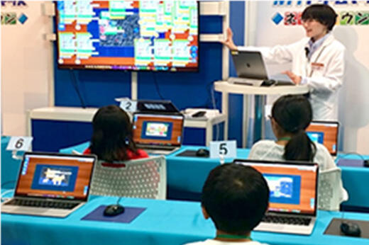 アニメーションの作り方を学ぶ子どもたち