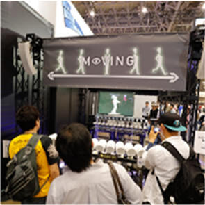 来場者が興味心身にブース内を見ている写真