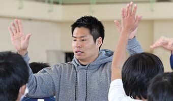 画像：特別授業の様子　羽野一志選手