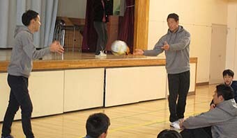画像：ボールの使い方を指導する羽野一志選手と鶴谷知憲選手
