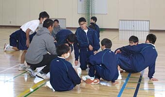 画像：講演後のミニゲームに参加する羽野一志選手と鶴谷知憲選手