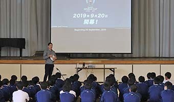 画像：現役レフリーの川原佑氏による講義の様子