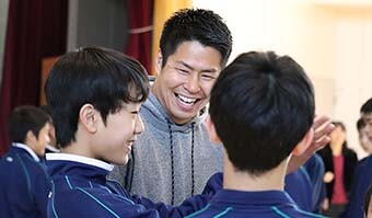 画像：生徒たちと触れ合う羽野一志選手