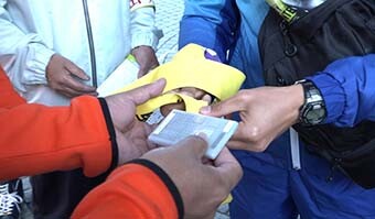 画像：タスキにGPS内蔵小型軽量デバイスを装着