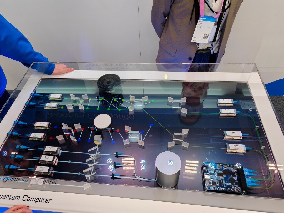 画像：「光の遅延」を利用して巨大な量子もつれを織りなす