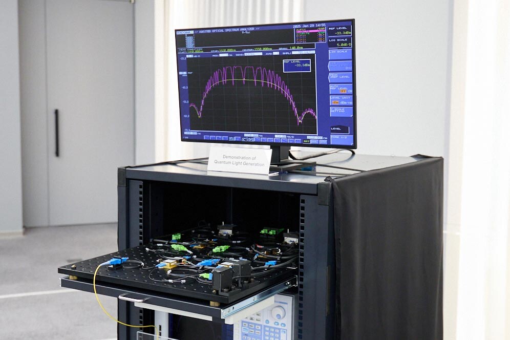 画像：NTTが開発した光量子コンピュータの心臓部「量子光源」のデモンストレーション