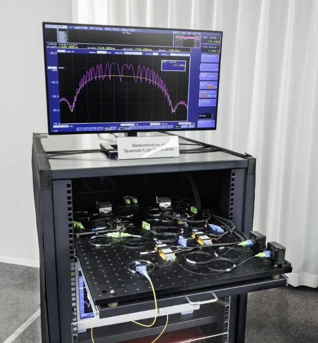 画像：NTTが開発した光量子コンピュータの心臓部「量子光源」のデモンストレーション。室温で安定して量子状態が実現されている。