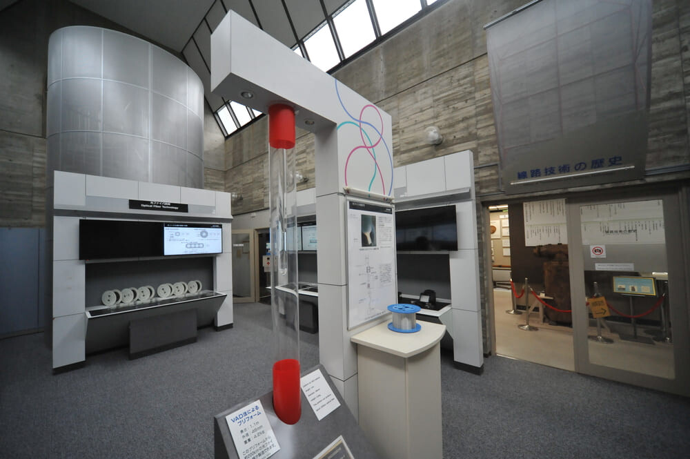 展示：光ファイバの原料