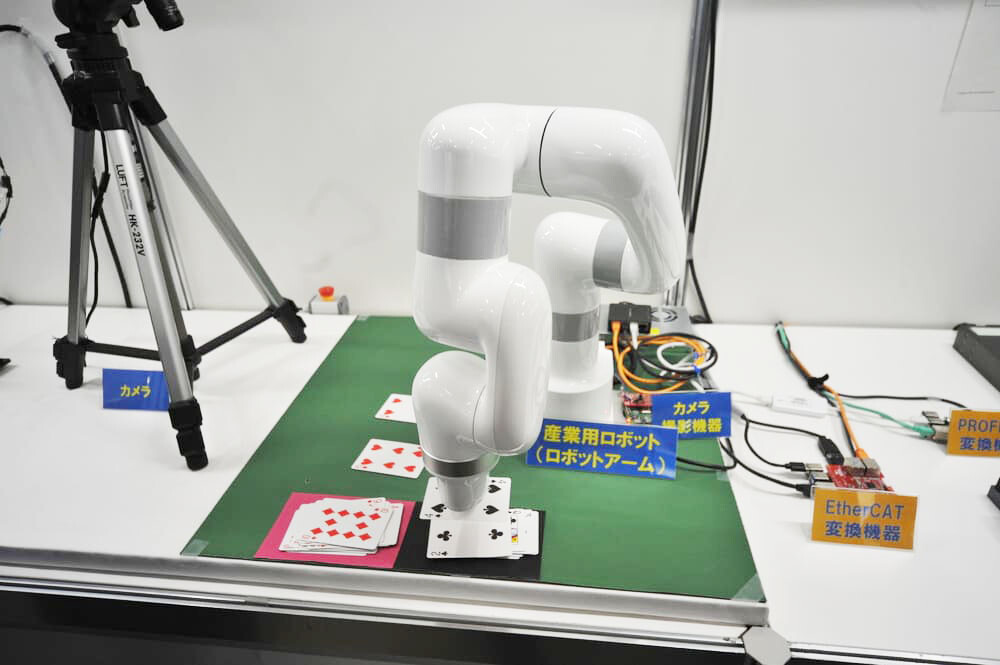 展示：ロボット制御の仮想化で工場の自動化を促進