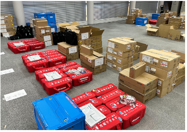 写真：全国から集まったマルチチャージャーなどの支援物品