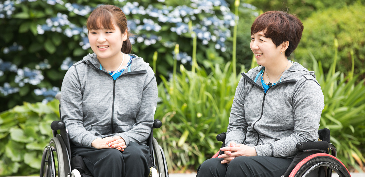 画像：インタビューを受けるパラバドミントン山崎 悠麻選手と里見紗李奈選手