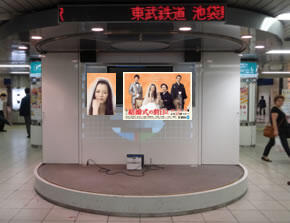 池袋駅構内に掲出されるドラマポスター（イメージ）