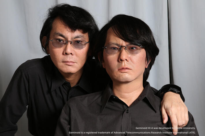 石黒浩教授（左）とGeminoid HI-4（右）