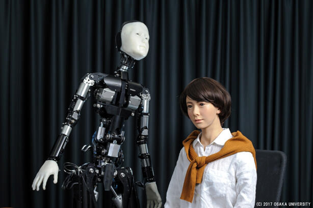 “Repliee S1”（写真左）と女性型アンドロイド“U”（写真右）