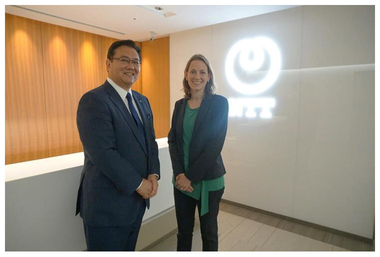 写真は、The Climate GroupのEV100責任者であるSandra Roling氏が2018年10月10日に弊社代表取締役副社長　井伊　基之と意見交換した際に撮影したものです