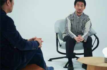 対談風景④ 『WIRED』日本版編集長・松島倫明(左)に語りかけるNTTコミュニケーション科学基礎研究所人間情報研究部 上席特別研究員 渡邊 淳司(右)