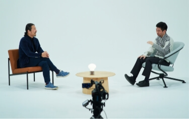 対談風景⑥ 『WIRED』日本版編集長・松島倫明(左)と、NTTコミュニケーション科学基礎研究所人間情報研究部 上席特別研究員 渡邊 淳司(右)
