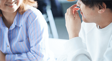 若者同士が会話している様子の写真①