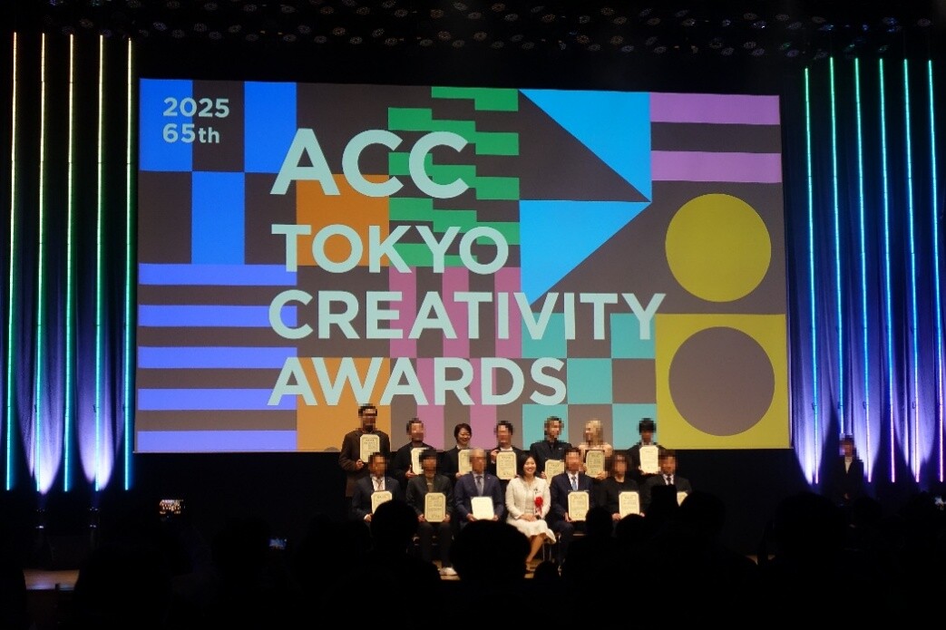 総務大臣表彰状授与後の集合写真（研究開発マーケティング本部 マーケティング部門長 山本 恭子）