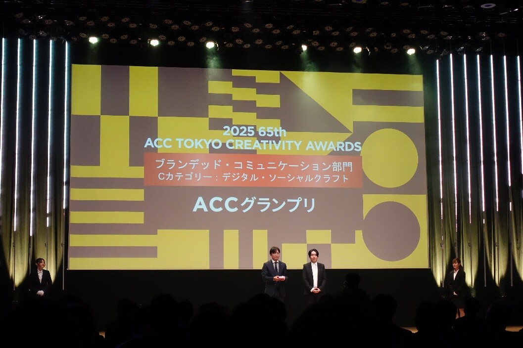 ACCグランプリトロフィー授与の様子（NTT人間情報研究所　所長 日髙浩太）